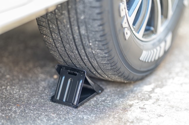 鉄製タイヤストッパー(輪止め)折りたたみ式