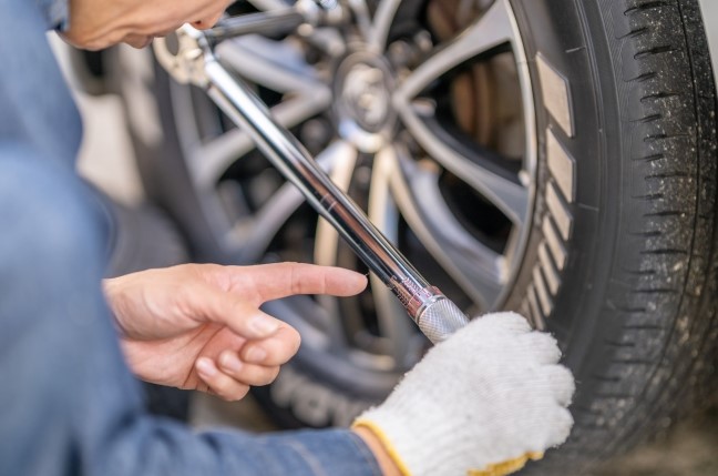 トルクレンチの規定トルク確認の様子