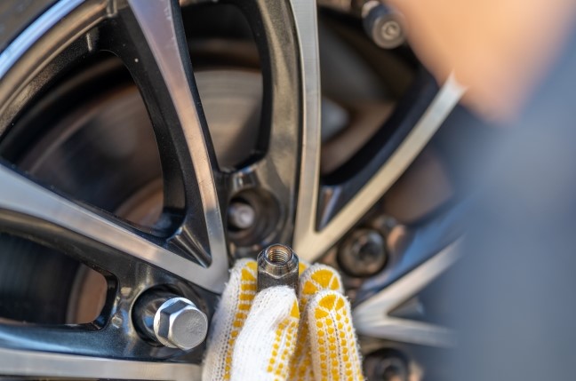 ホイールナット形状確認の様子(座面の形状:テーパー座)